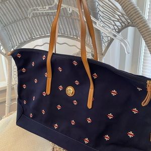 TOMMY HiLfIgeR 🥰❤️ Tote bag NWT Navy Blue ❤️ 12”x18” x 7” deep 2 nice pockets